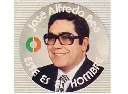 Algunas de esas pegatinas son las que siguen, todas ellas correspondientes a las Elecciones Municipales de 1979. Como esta: "Este es el hombre". No sabemos a qué puesto se presentaba, aunque sí que lo hacía en Galicia. Pero la pegatina lo deja bien claro: José Alfredo Bea era el sonriente nombre de la UCD en su demarcación.