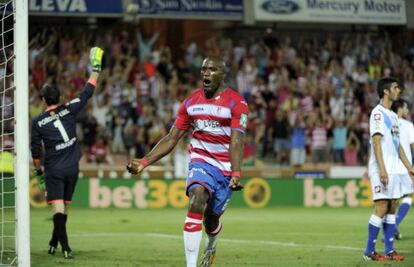 El defensa del Granada Babin celebra su gol.