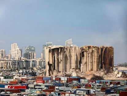 Restos de los silos del puerto de Beirut, parcialmente desmoronados tras un reciente incendio, el miércoles.