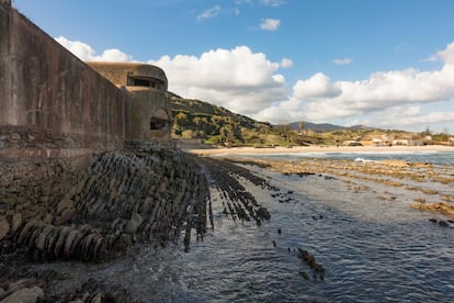 El ‘flysch’ y un búnker de la II Guerra Mundial en la localidad de Algeciras.