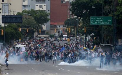 Manifestantes contra Maduro reciben gases lacrim&oacute;genos en una manifestaci&oacute;n en Caracas.