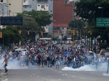 Manifestantes contra Maduro reciben gases lacrim&oacute;genos en una manifestaci&oacute;n en Caracas.
