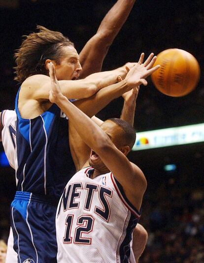 Nash, con su camiseta de los Dallas Mavericks sufre falta por parte del jugador de los New Jersey Nets, Lucious Harris.