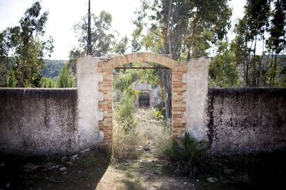 El poblado de La Naya fue construido a finales de siglo XIX. Los muros del cementerio permanecen intactos, la puerta de acceso no.