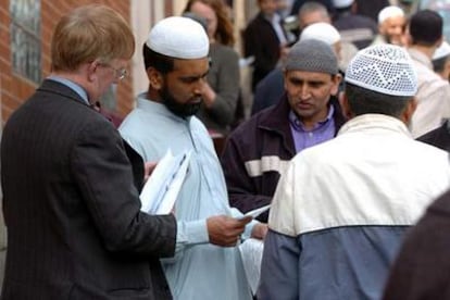 Craig Murray reparte folletos de su candidatura a las puertas de la mezquita de Bicknell Street, en Blackburn.
