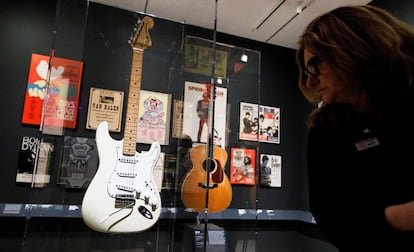 Una mujer observa una guitarra tocada por Jimi Hendrix (izquierda) junto a la de Eric Clapton, en el Museo Metropolitano en Nueva York.