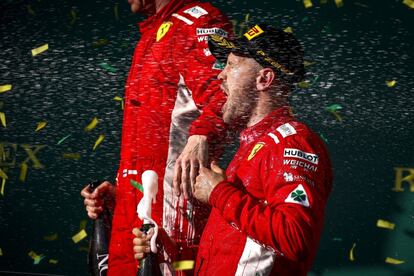 El piloto alemán Sebastian Vettel (Ferrari) se ha convertido en el primer líder del Mundial de Fórmula 1 al sorprender al británico Lewis Hamilton (Mercedes) en la carrera del Gran Premio de Australia.