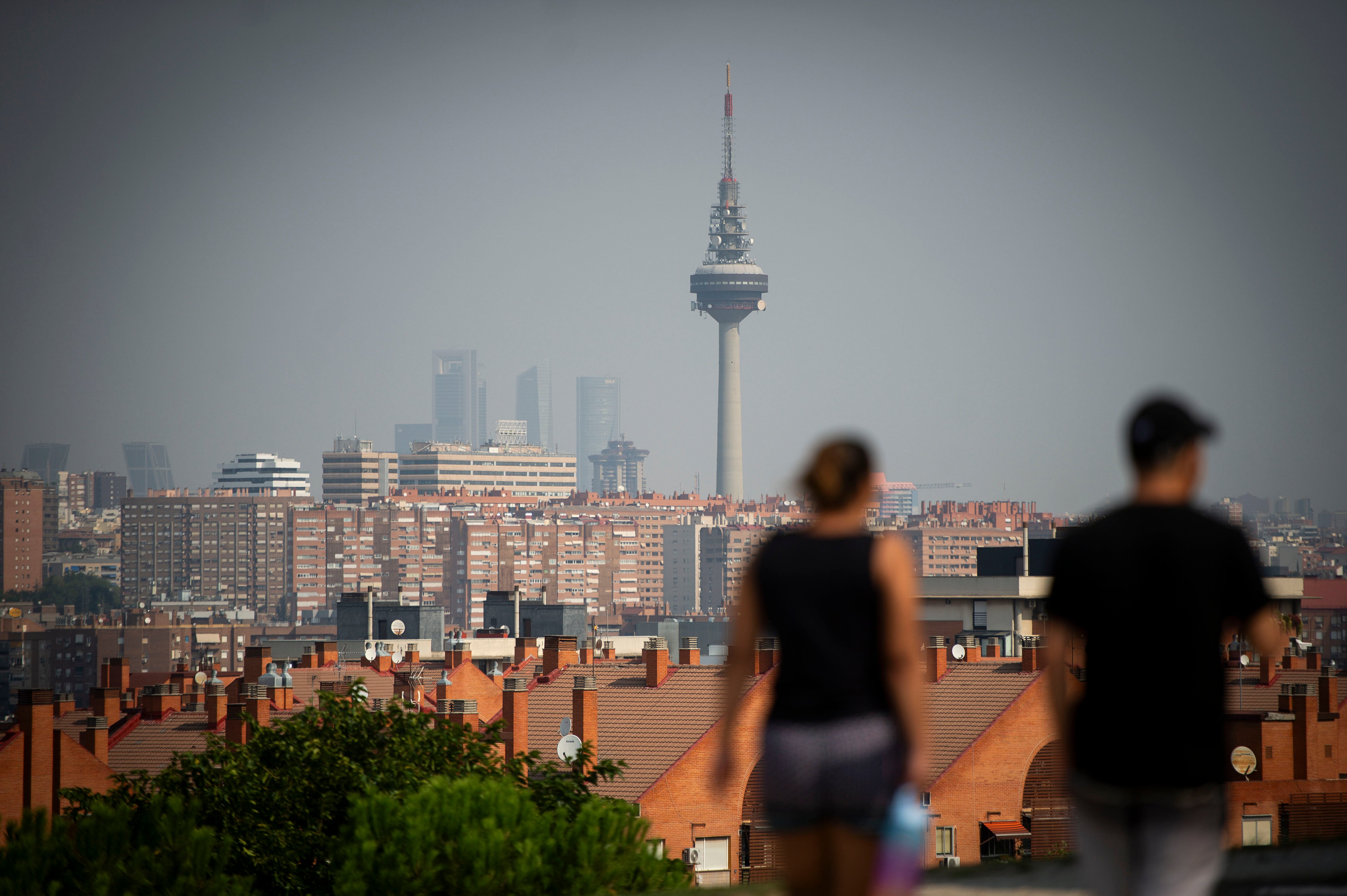 Los meteorólogos niegan que una masa de aire sahariano afecte a Madrid, como informa la Comunidad: lo atribuyen al humo de los incendios