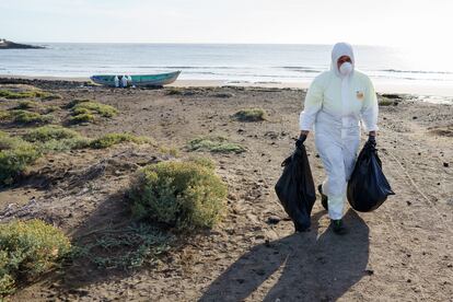 El cayuco en el que cuatro hombres han fallecido llegó este martes por sus propios medios a la playa del Cabezo, en El Médano (sur de Tenerife), con un total de 47 inmigrantes de origen subsahariano a bordo.