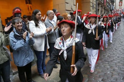 Los dirigentes de Bildu, Laura Mintegi, Lohitzune Txarola y Martin Garitano, aplauden el paso del Alarde mixto de Hondarribia