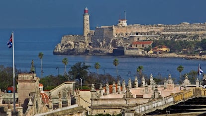 Vista del faro del castillo de los Tres Reyes, también conocido como castillo del Morro, y de la entrada al puerto de La Habana.