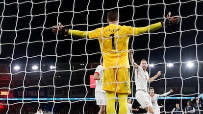 El portero polaco, Wojciech Szczesny, celebra la clasificación con sus compañeros en Cardiff, tras los penaltis.