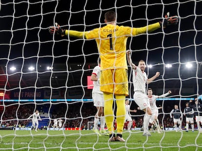 El portero polaco, Wojciech Szczesny, celebra la clasificación con sus compañeros en Cardiff, tras los penaltis.