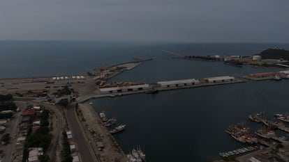 Vista de la vía férrea del Tren Interoceánico en el Puerto de Salina Cruz, Oaxaca. 