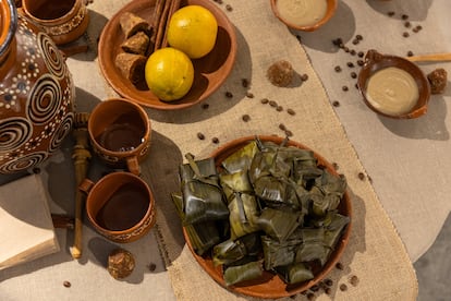 Alimentos en la mesa del pasado en la muestra gastronómica de los alumnos de la especialidad en Diseño e Innovación para alimentos.