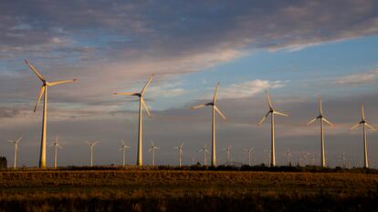 Molinos de viento giran en el Parque Eólico de Osorio, al sur de Brasil.