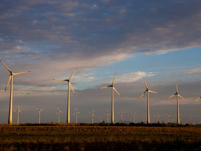 Molinos de viento giran en el Parque Eólico de Osorio, al sur de Brasil.