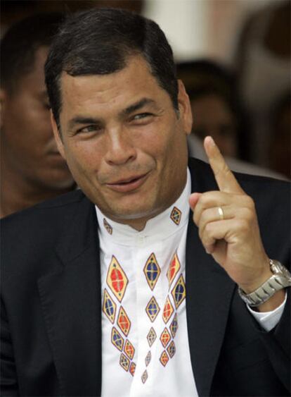 Correa recibe los primeros resultados de los comicios este domingo, en Quito