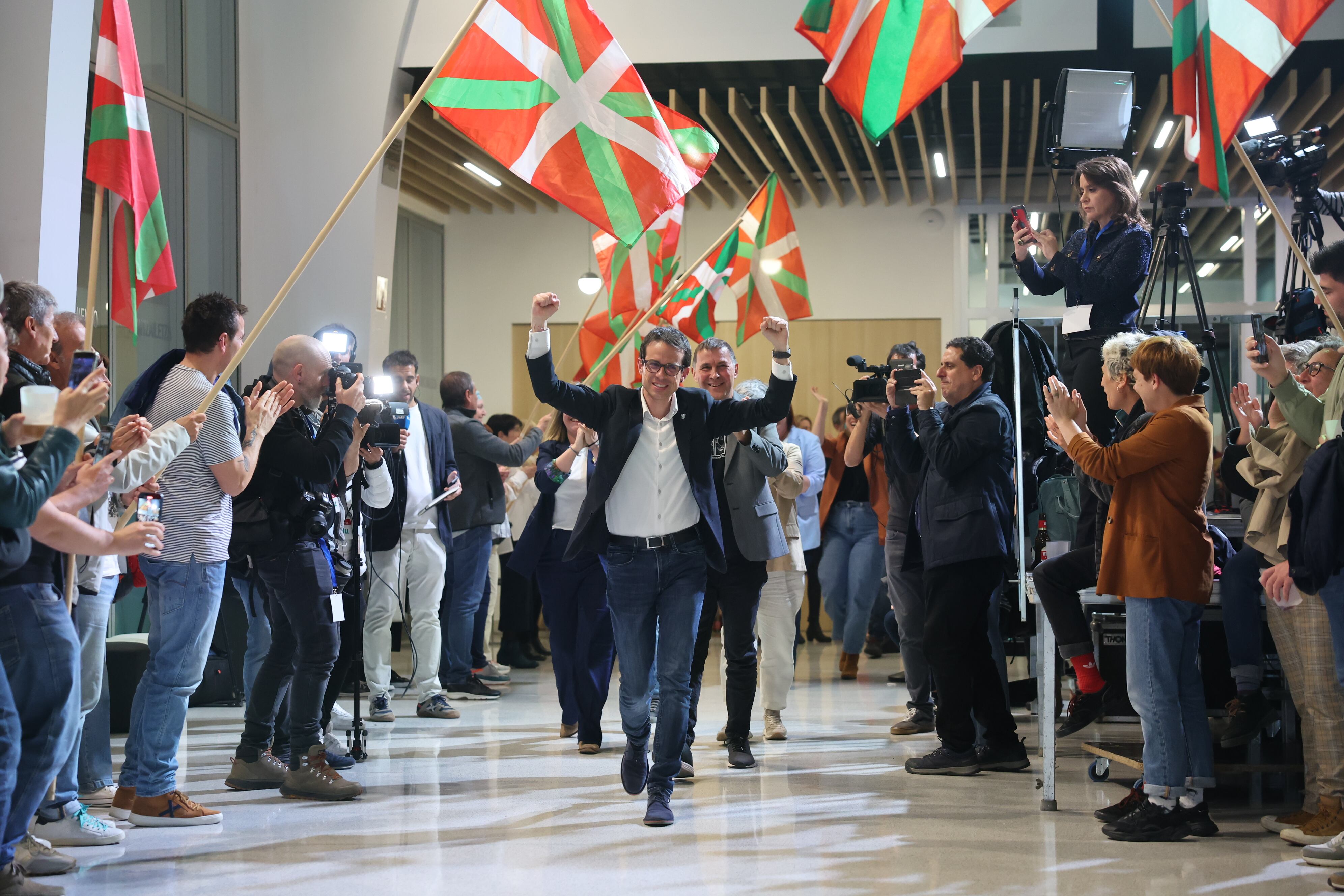 Pello Otxandiano, candidato de Bildu, celebra los resultados electorales de su formación en Bilbao, este domingo.