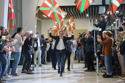 Pello Otxandiano, candidato de Bildu, celebra los resultados electorales de su formación en Bilbao, este domingo.