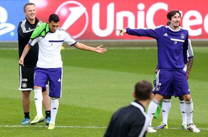 Los jugadores del Anderlecht Matías Suárez y Sacha Kljestan, delante del entrenador John van den Brom.