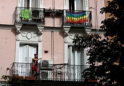 Un hombre fuma en un balcón de un edificio del barrio de Chueca.