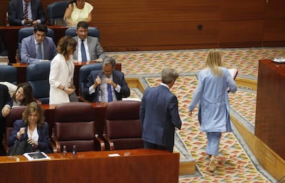 La presidenta de la comunidad de Madrid, Cristina Cifuentes, abandona el Pleno en protesta por las cr&iacute;ticas de Podemos, junto a su grupo.