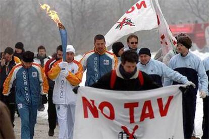 Manifestantes en el valle de Susa, al paso de la antorcha olímpica, ayer.