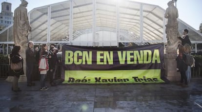 Acció d'ICV contra la pista de gel de la plaça de Catalunya de Barcelona, ahir.