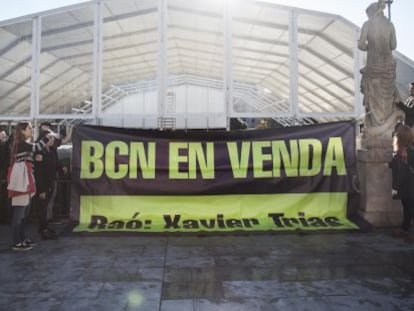 Acció d'ICV contra la pista de gel de la plaça de Catalunya de Barcelona, ahir.