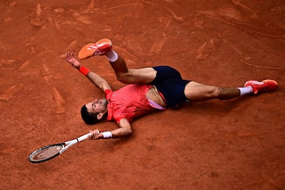 Djokovic cae al suelo tras resbalarse en una jugada. 