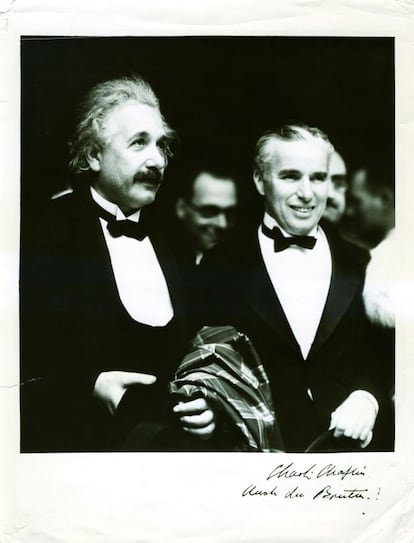 En esta foto, aparecen Albert Einstein y Charles Chaplin el 2 de febrero de 1931, en el estreno mundial de la película <i>Luces de la ciudad</i>, que fue dirigida y producida por Chaplin. Esta reunión social en la que se conocieron se ha hecho famosa por el diálogo que mantuvieron: "Lo que he admirado siempre de usted es que su arte es universal; todo el mundo le comprende y le admira", confesó Einstein al cineasta. A lo que Chaplin respondió: "Lo suyo es mucho más digno de respeto; todo el mundo le admira y prácticamente nadie le comprende".