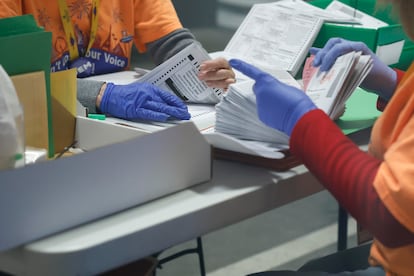 Trabajadores inspeccionan papeletas de votos enviados por correo en North Las Vegas, Nevada, este 2 de noviembre.