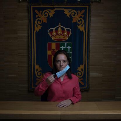 La socialista Sara Hernández alcaldesa de Getafe posa en el salón de plenos del Ayuntamiento de Getafe.