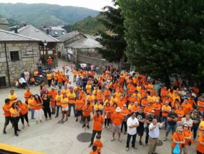 Miembros y simpatizantes de la Plataforma 102 con la camiseta naranja que han adoptado como símbolo.