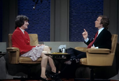 Morris en el programa de Dick Cavett, en 1974, tras la publicación de 'Conundrum' ('El enigma').