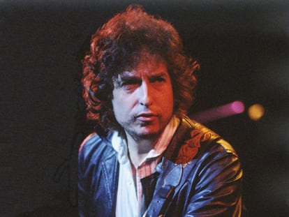 Bob Dylan durante un concierto en el Warfield Theatre de San Francisco, en noviembre de 1979.