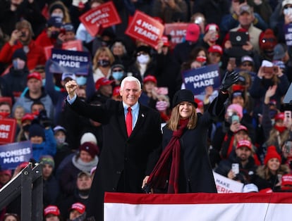 El vicepresidente de los Estados Unidos, Mike Pence y su esposa Karen Pence, saludan a sus seguidores en un mitin en Traverse City, Michigan. 