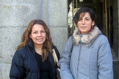 Patricia y Katia, inmigrantes peruanas llegadas recientemente a Espa?a, ayer por la ma?ana en Madrid, tras realizar los trmites para su empadronamiento.