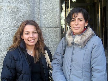 Patricia y Katia, inmigrantes peruanas llegadas recientemente a España, ayer por la mañana en Madrid, tras realizar los trámites para su empadronamiento.