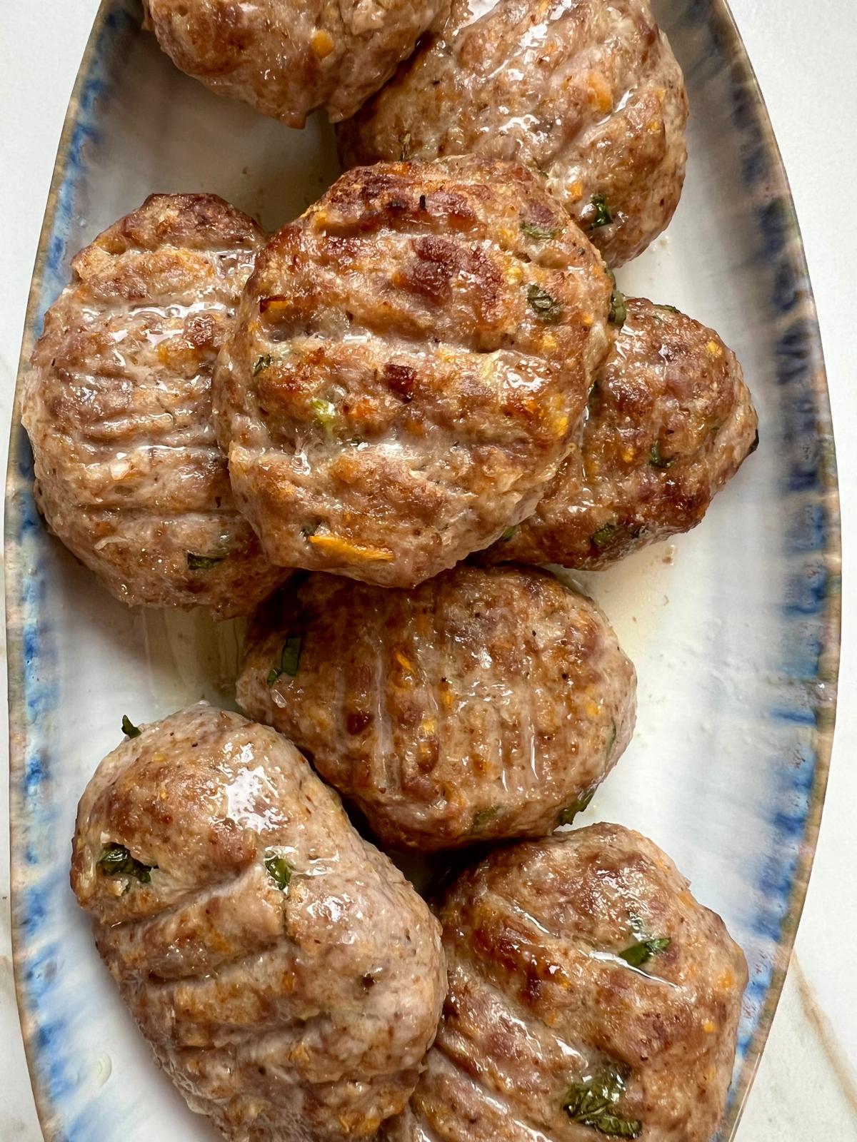 Biftekia, la receta de hamburguesas griegas tiernas y aromáticas