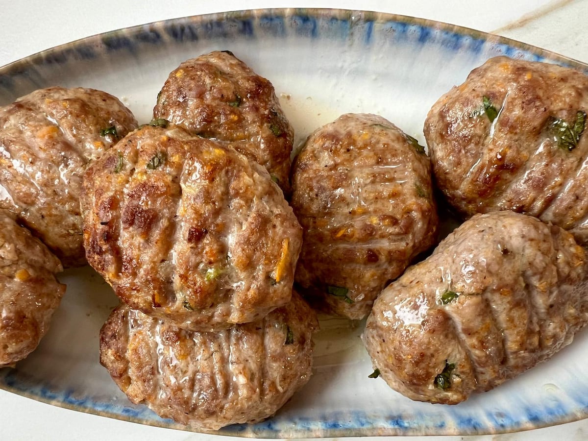 Biftekia, la receta de hamburguesas griegas tiernas y aromáticas