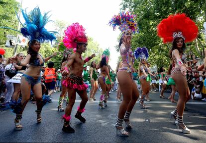 Bailarines y bailarinas en la manifestación del Orgullo Gay de Madrid.