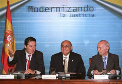 José María Michavila, ministro de Justicia; Francisco José Hernando, presidente del Tribunal Supremo y del Poder Judicial, y Jesús Cardenal, fiscal general del Estado, durante un acto oficial.