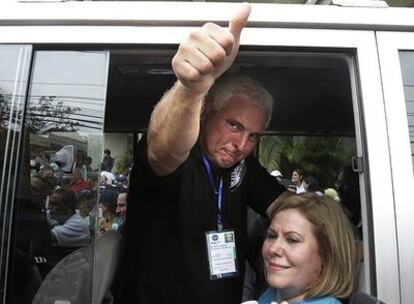Ricardo Martinelli saluda a sus seguidores tras votar ayer en Ciudad de Panamá.