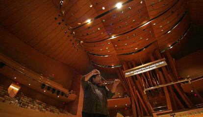 El violinista Robert Vijay Gupta ensaya en el escenario del Disney Hall de Los Ángeles, en California, en enero de 2008. 