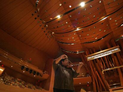 El violinista Robert Vijay Gupta ensaya en el escenario del Disney Hall de Los Ángeles, en California, en enero de 2008. 