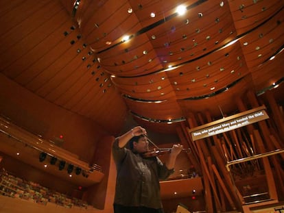 El violinista Robert Vijay Gupta ensaya en el escenario del Disney Hall de Los Ángeles, en California, en enero de 2008. 