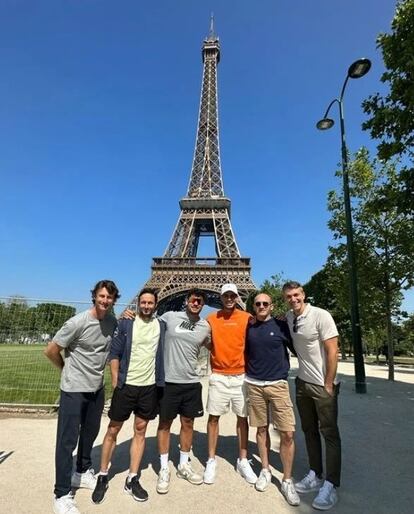 Alcaraz posa delante de la Torre Eiffel junto a Ferrero (entrenador), Juanjo Moreno (fisio), Álvaro (hermano), Albert Molina (agente) y Juanjo López (médico). / INSTAGRAM