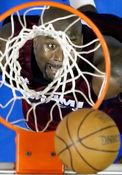 Shaquille O’Neal anota durante un partido con los Heat de Miami.